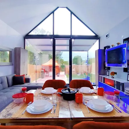 Tiny House With Garden And Terrace In Antalya